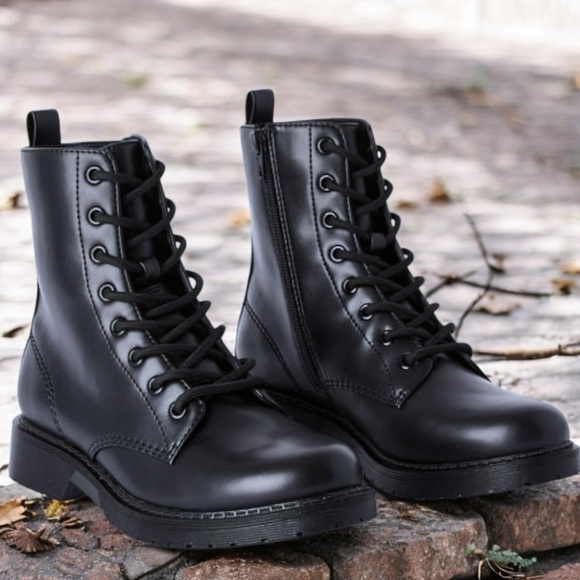 Time and Tru Women's Black Marti Lug Boots - Picture 2 of 16